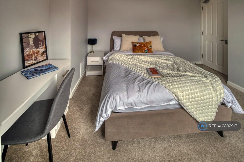 4 bedroom semi-detached house for rent