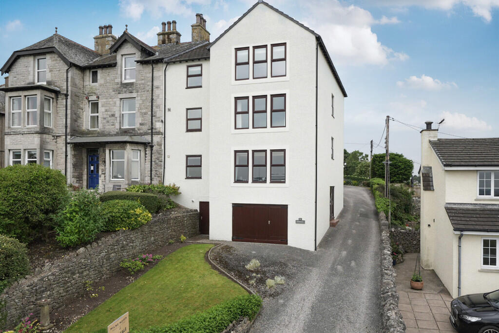 Flat 2 Howgill, 24 Church Hill, Arnside, Cumbria LA5 0DJ photo 3