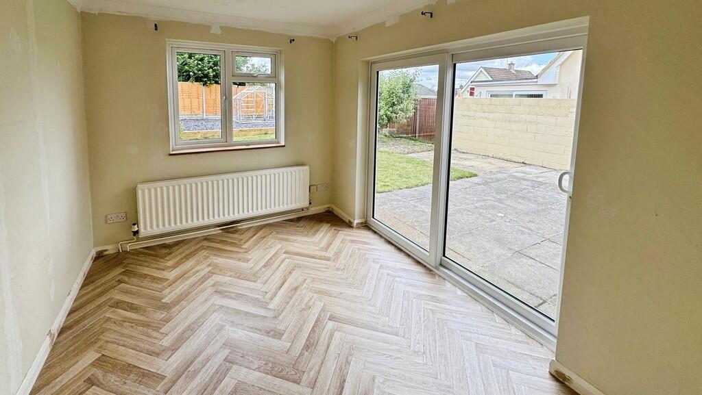 Langholm Avenue, Warminster - View 6