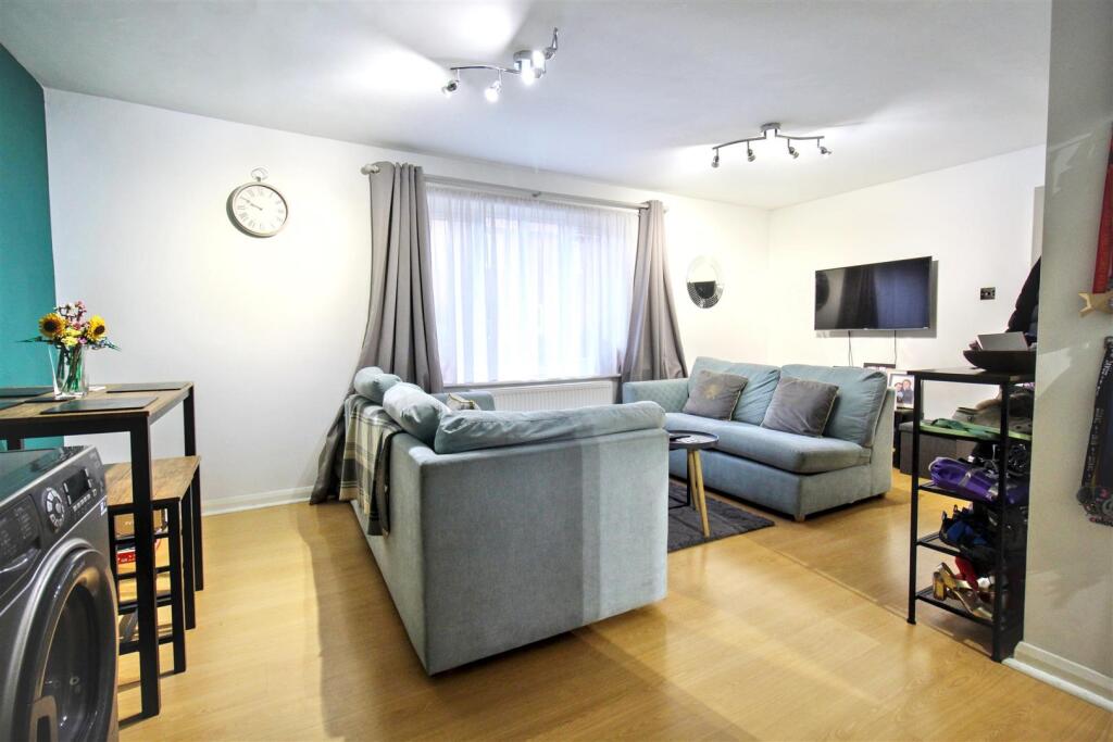 2, Manor Close photo 4