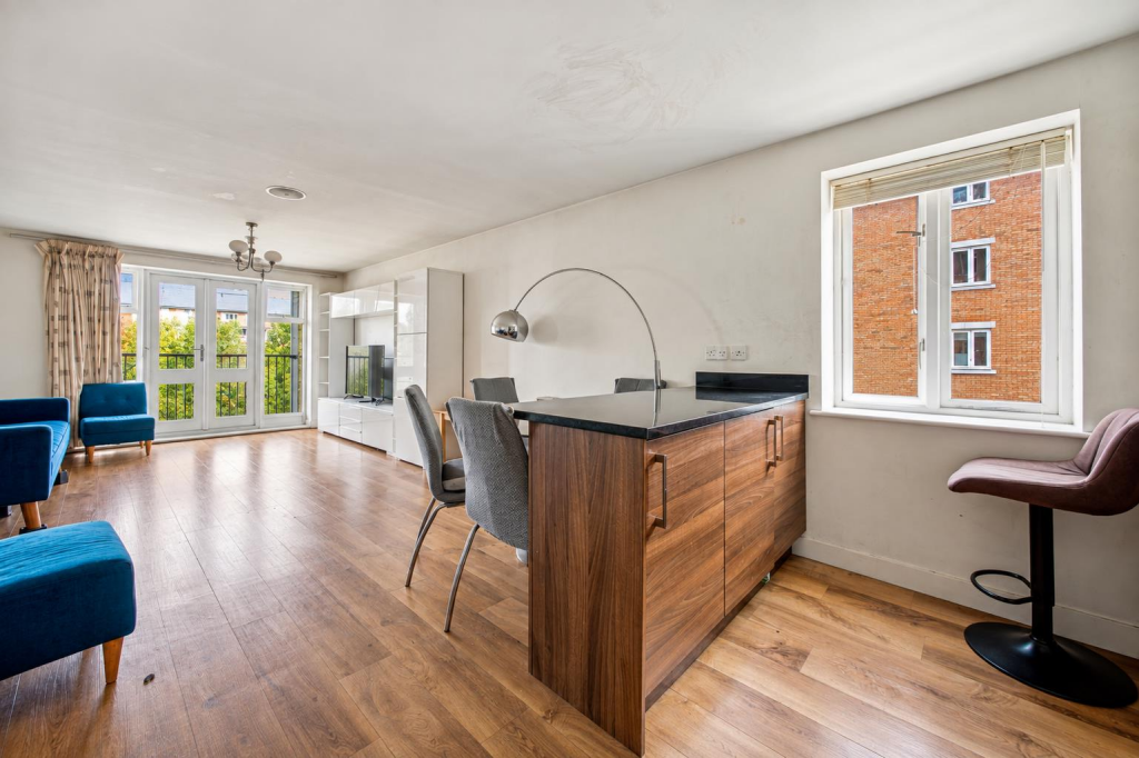 Apartment in Southall - View 4