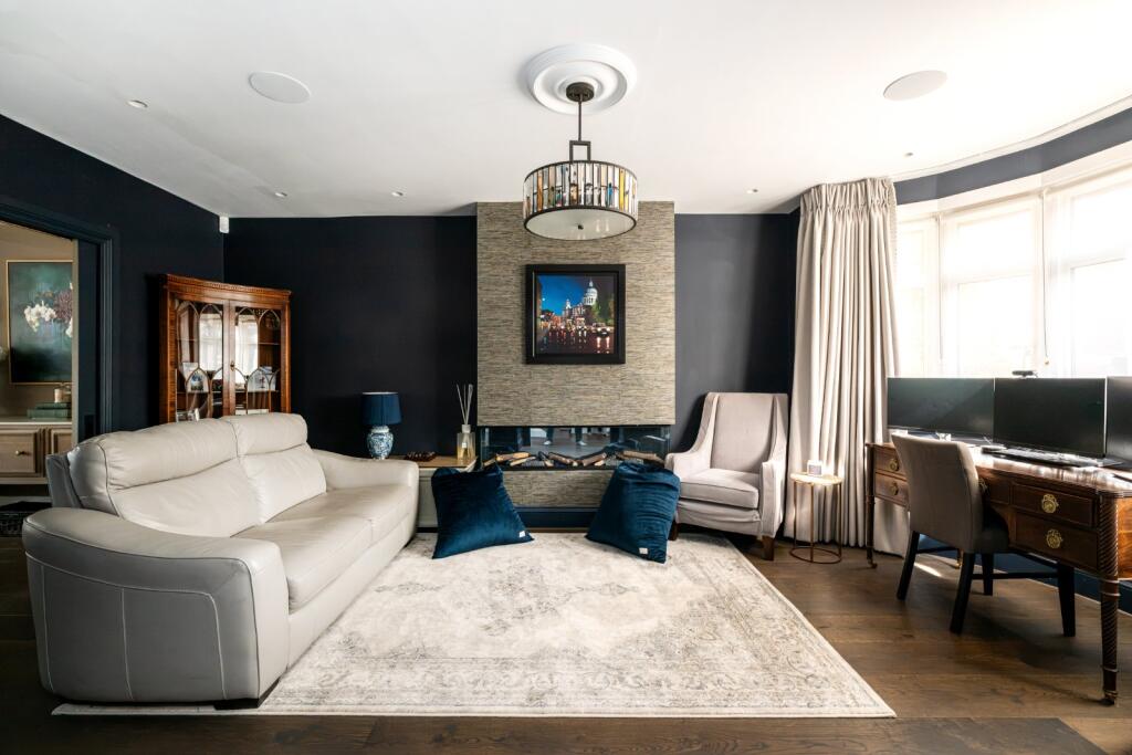 House in Epping Forest, Chigwell - View 3