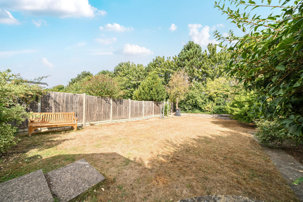 House in London, Broom Hill, Goddington - View 3