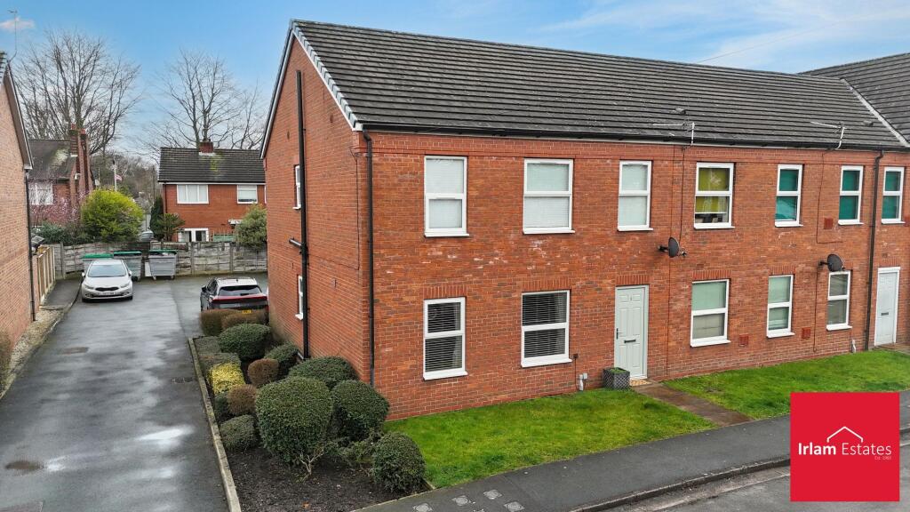 2-bed flat on Liverpool Road, Cadishead, M44, £130,000