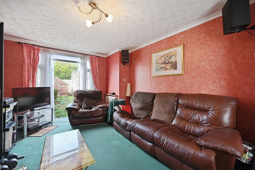 Marian Way, London, NW10 4 photo 2