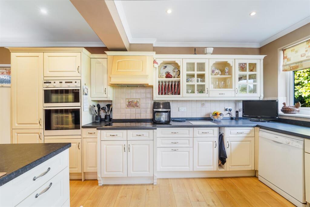 House in Sutton - View 5