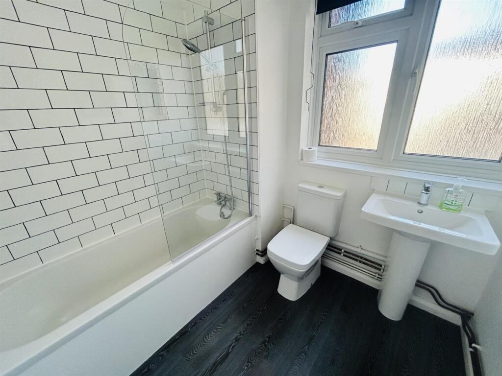 Apartment in Eastbourne, East Sussex - View 4