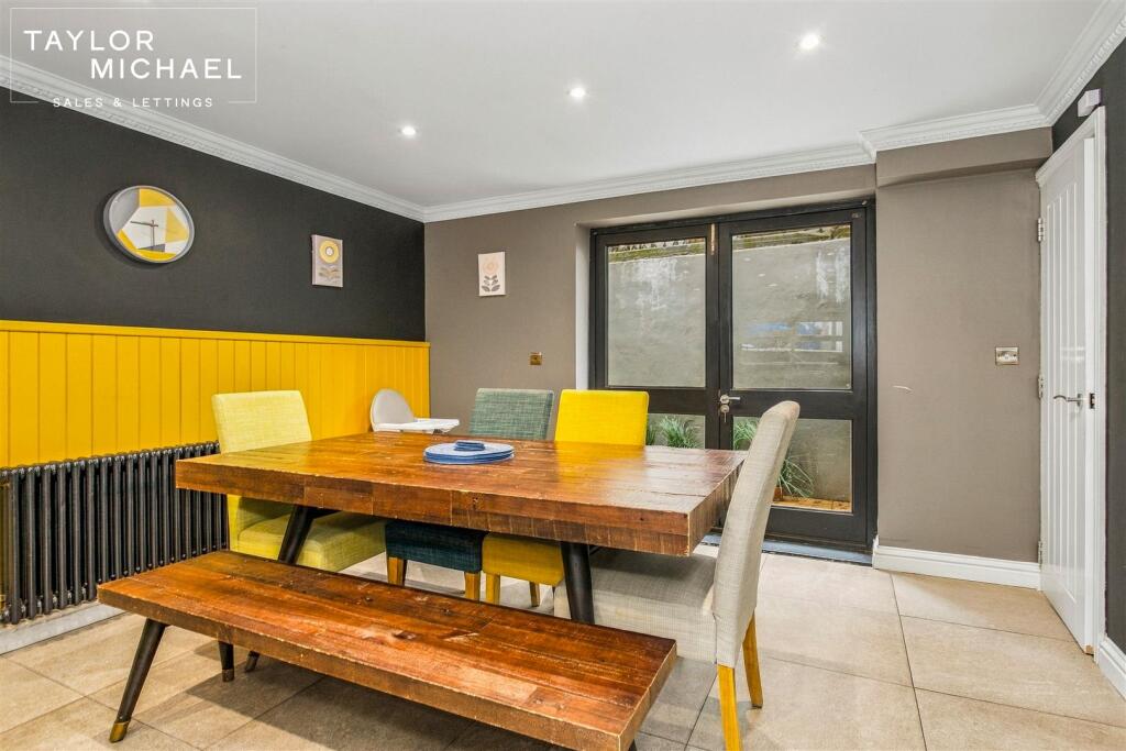 4 bedroom terraced house for rent