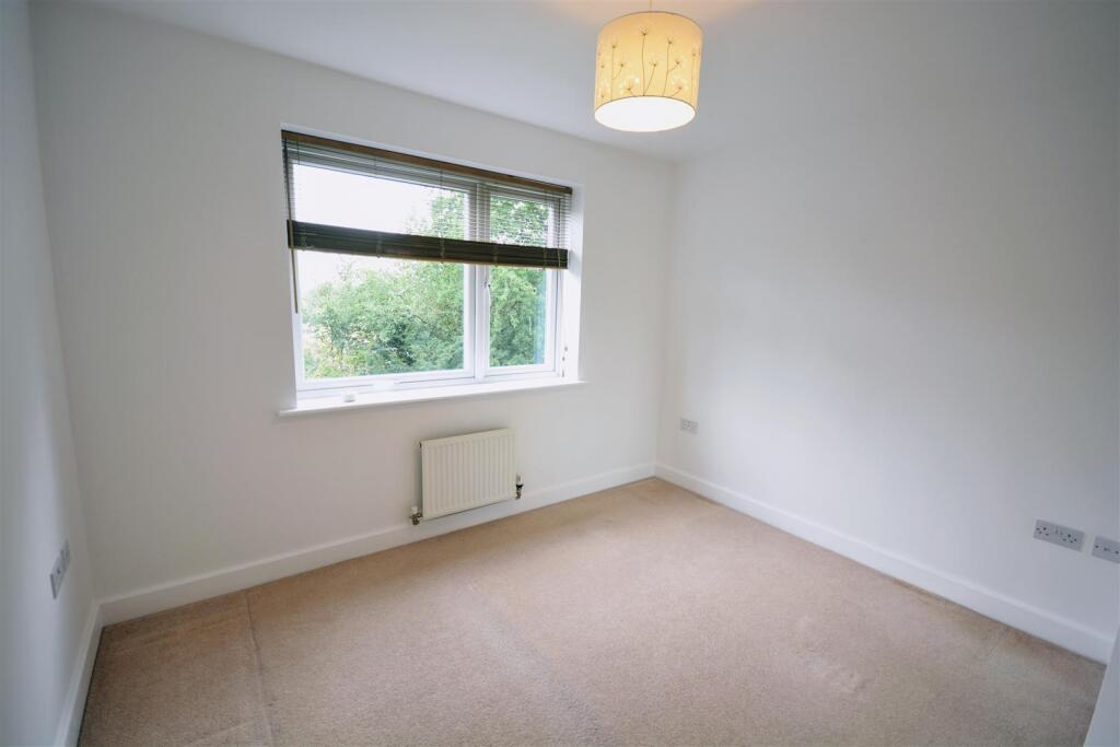 Apartment in Kingston upon Thames - View 4