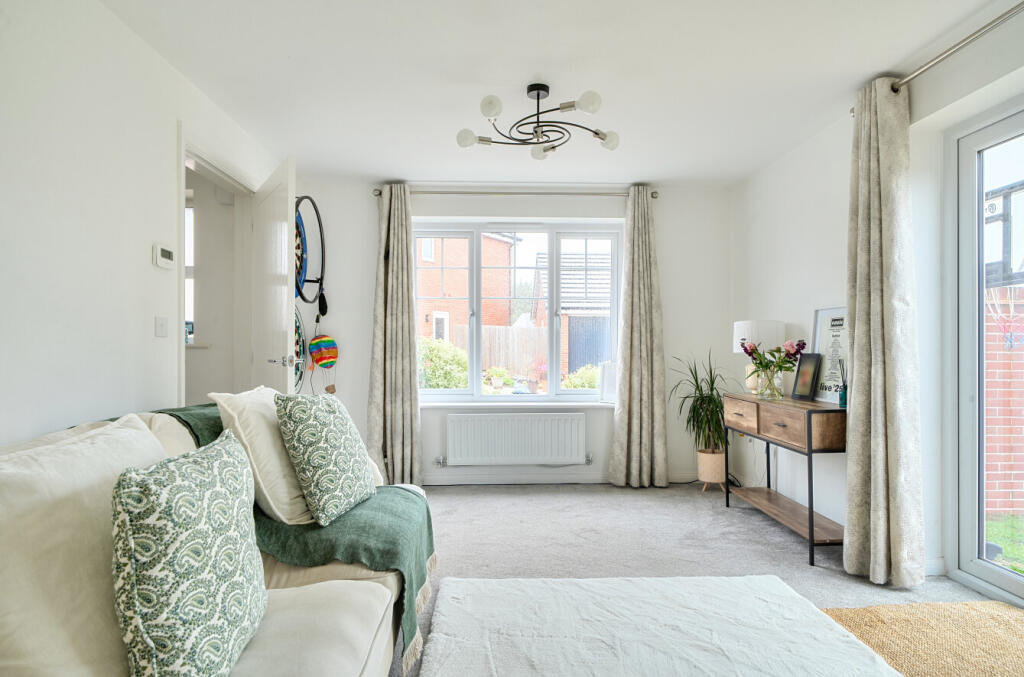 Elizabeth Close, Wellington, Somerset, TA21 photo 3
