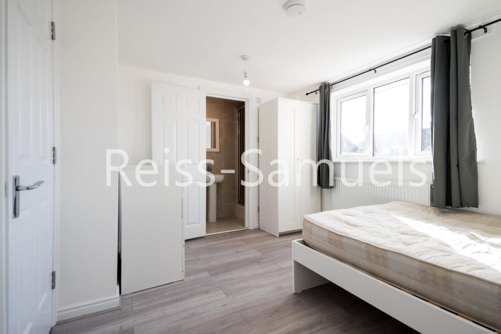 6 bedroom semi-detached house for rent
