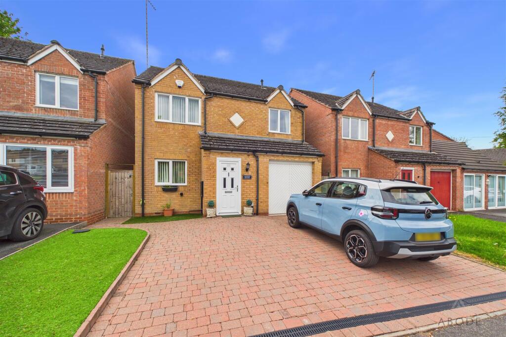 3-bed detached on Woods Lane, Burton-On-Trent, £310,000