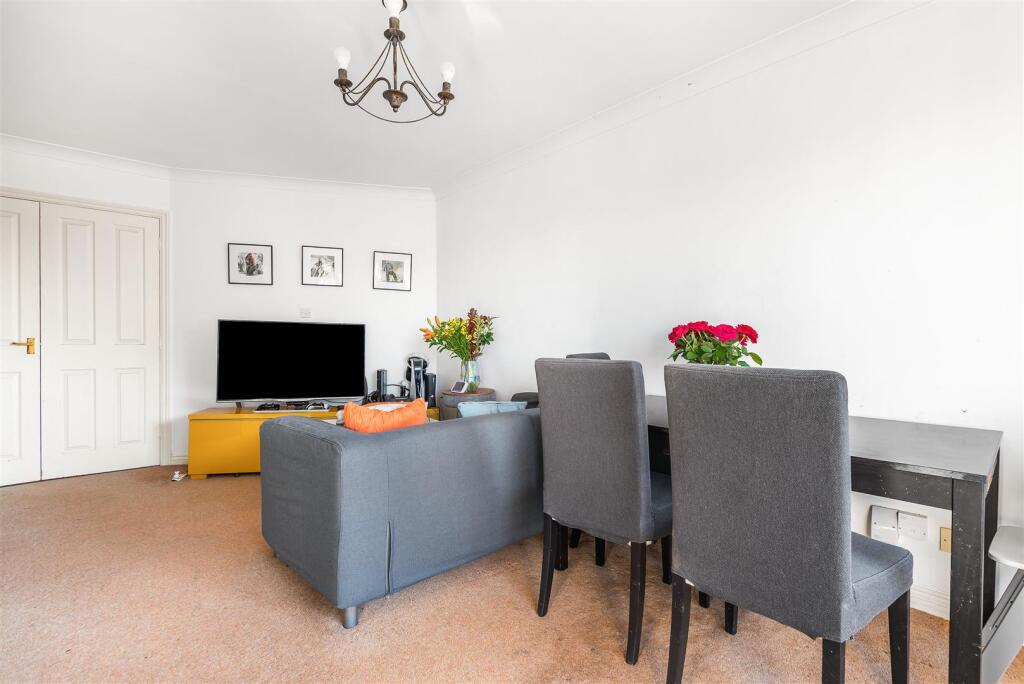 Apartment in Surbiton, Oakhill - View 4