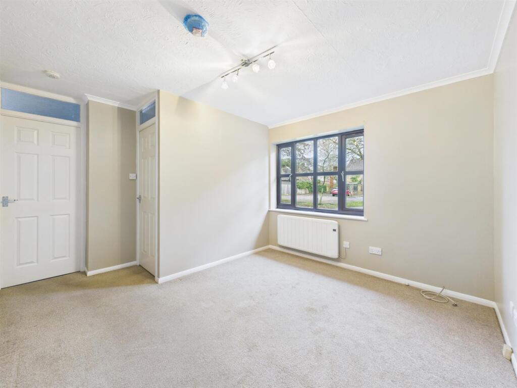 Apartment in London, London Borough of Hillingdon - View 2