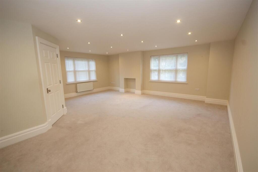 Apartment in Sheffield, Dore - View 2