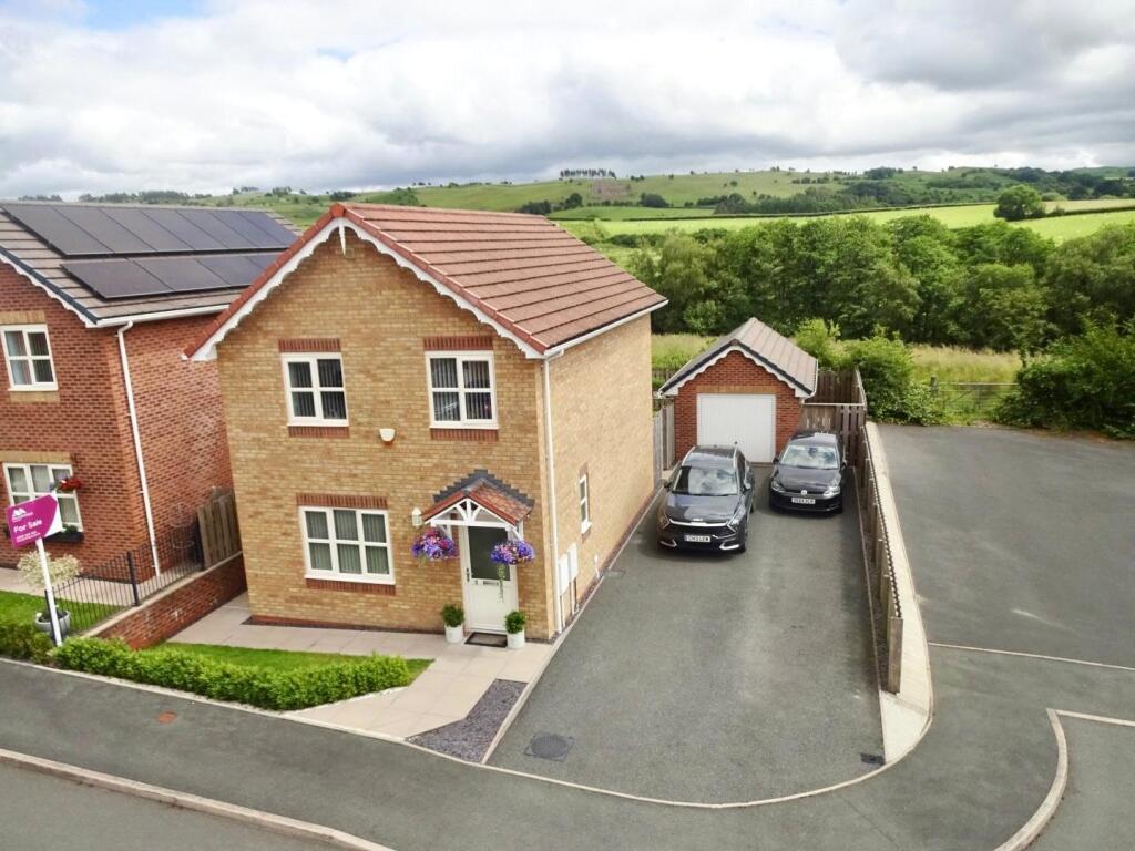3-bed detached on Dolydd Pentrosfa, Llandrindod Wells, Powys, £275,000