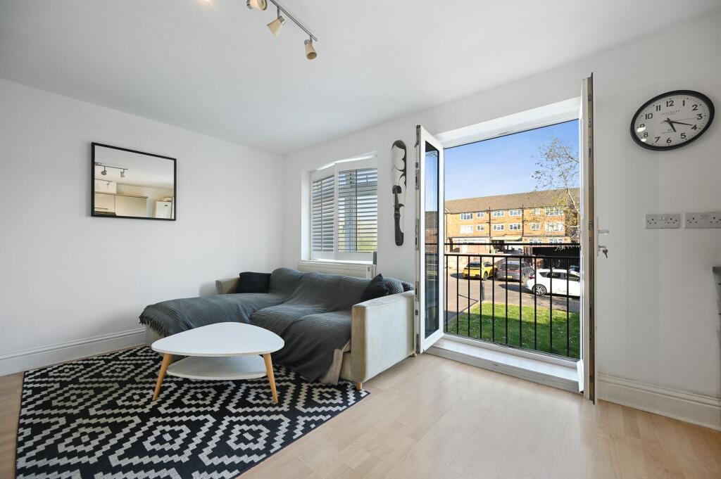 Apartment in Worcester Park, The Hamptons - View 4