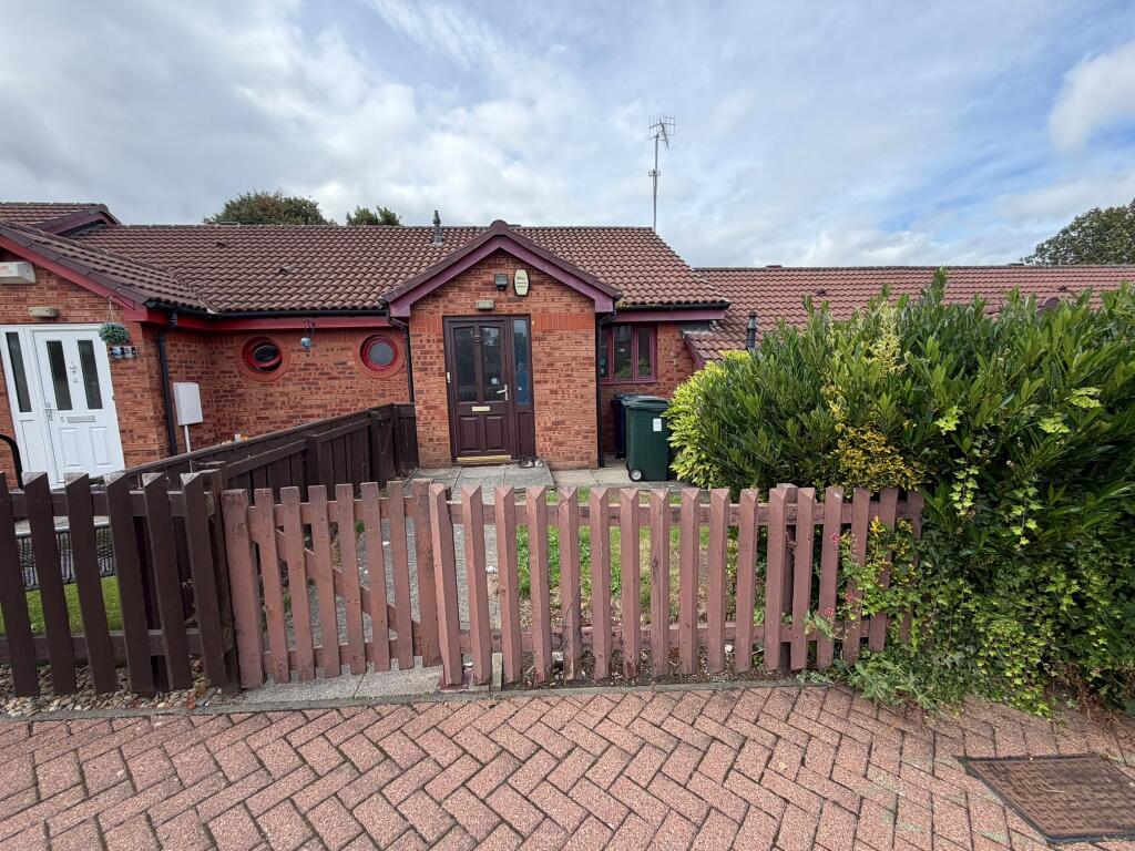 1-bed bungalow on 6 St. Patricks Walk, Gateshead, Tyne and Wear NE10 9HF, £70,000