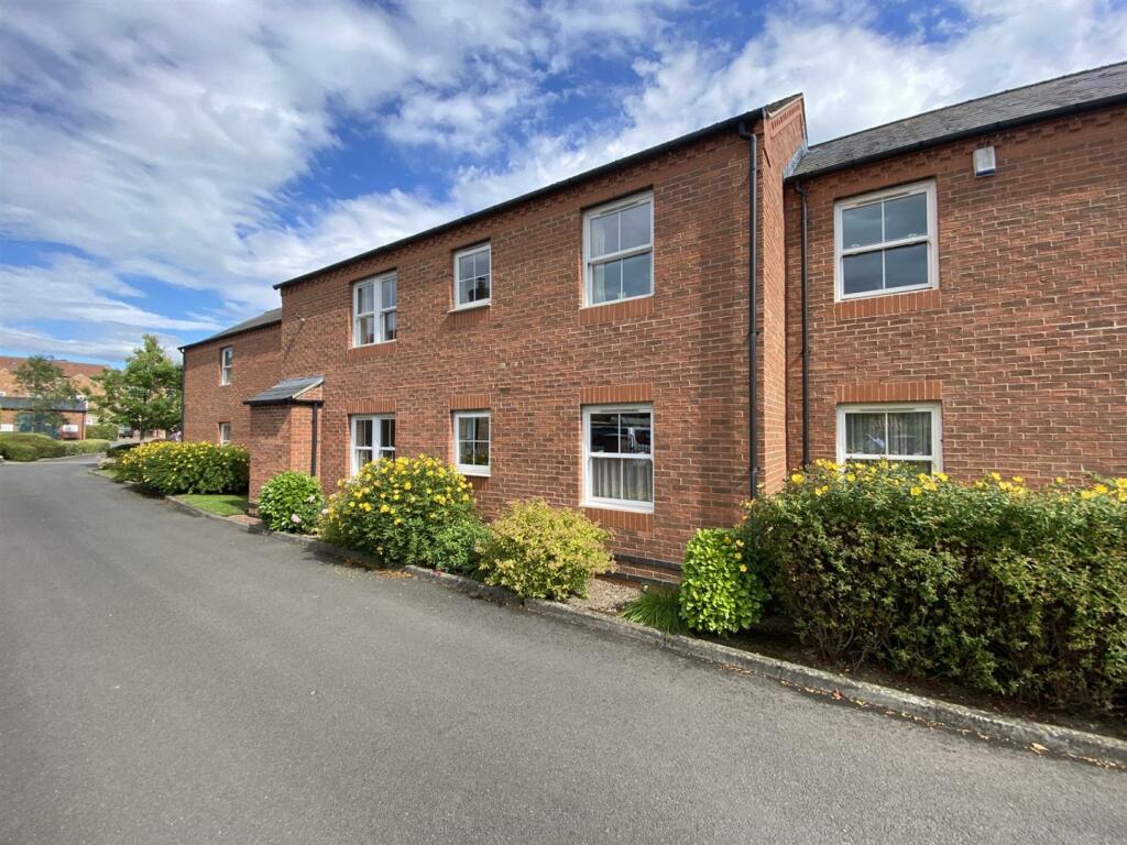 1-bed flat on 15 Greendale Court, £100,000