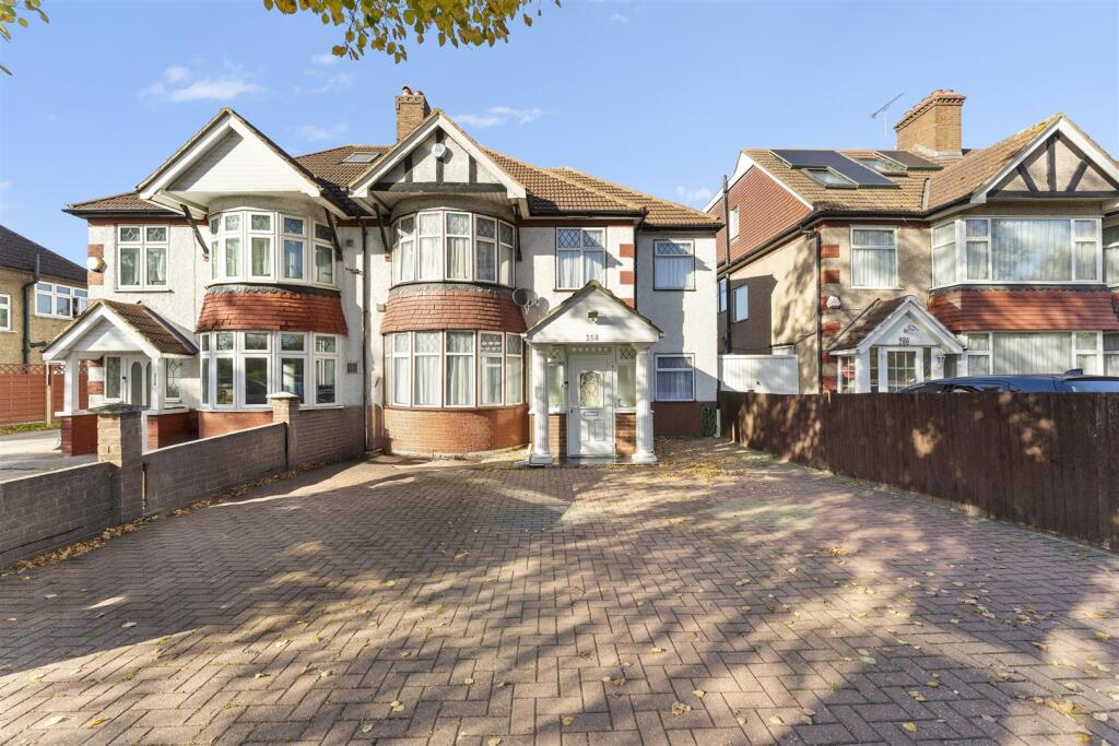 House in London, Vicarage Farm, Hounslow West
