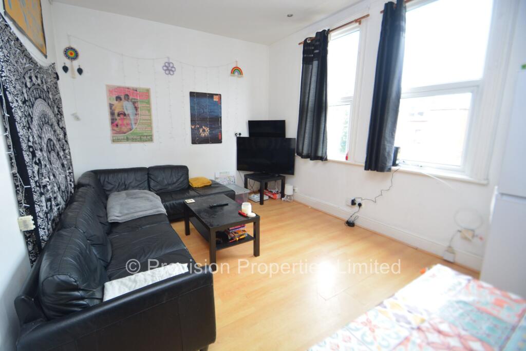 6 bedroom detached house for rent