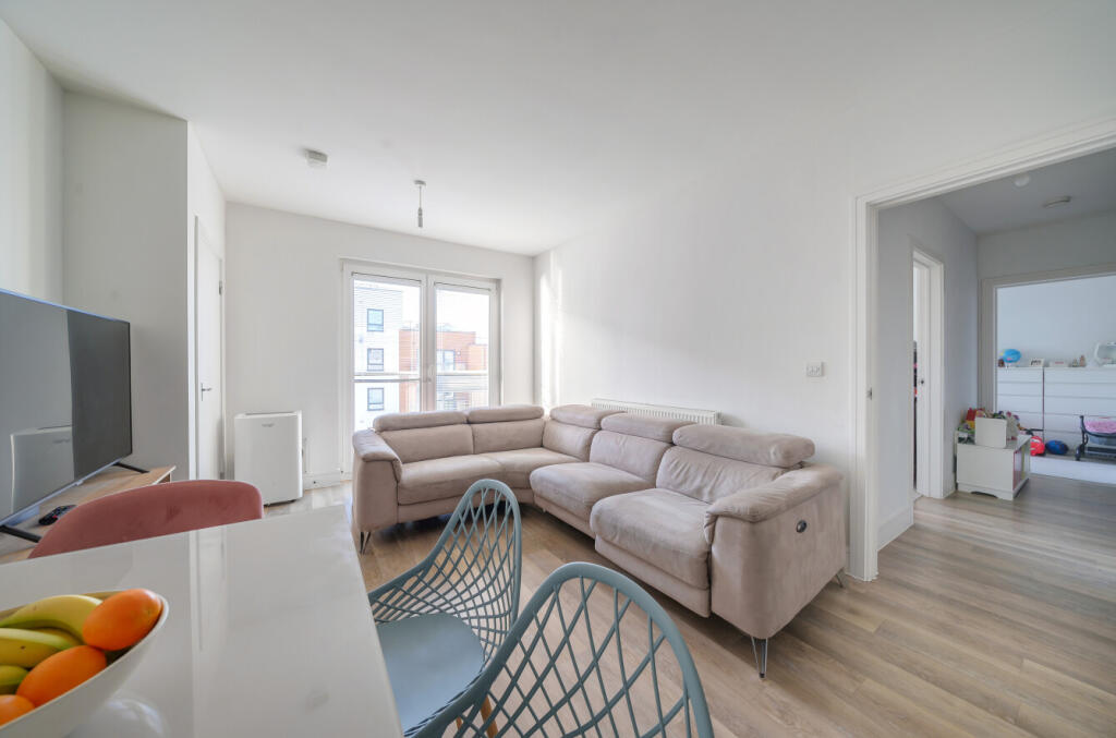 Apartment in Crawley, West Sussex - View 3