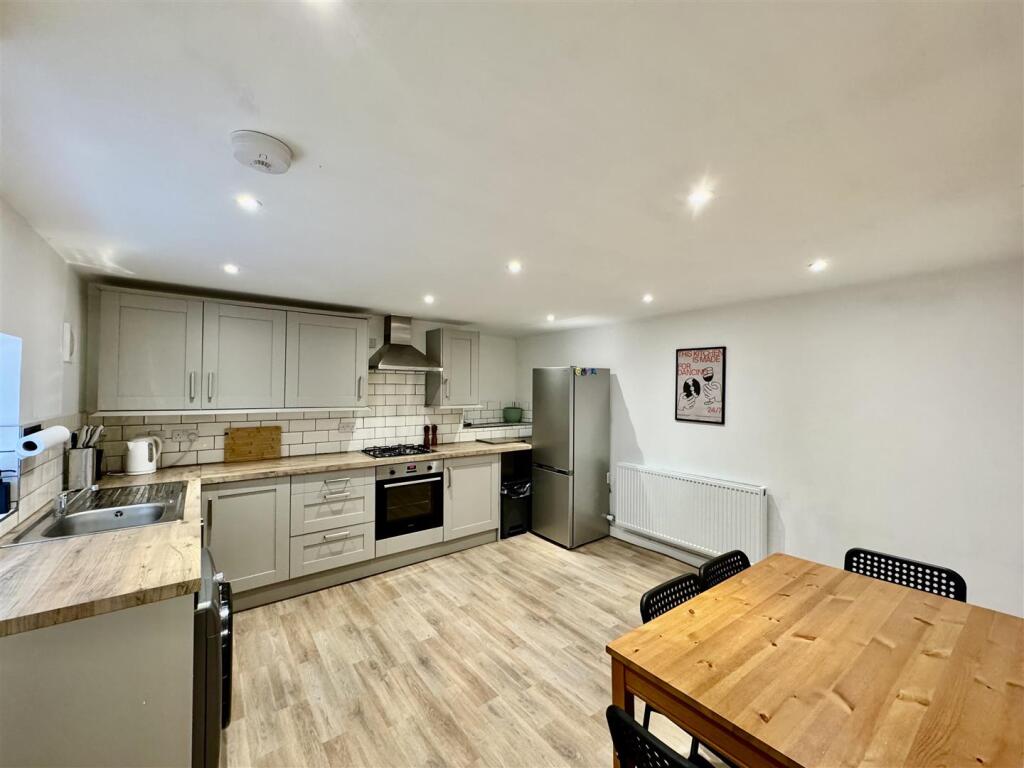 Almondbury Bank, Huddersfield, HD5 8EX photo 3
