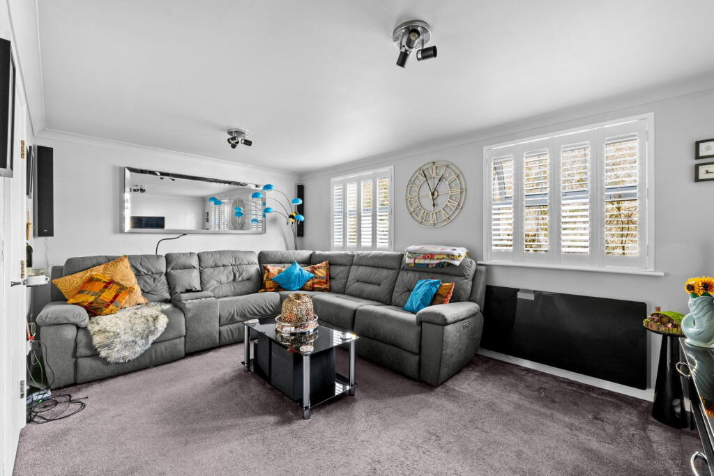 Buxton Close, Epsom, KT19 8BD photo 4