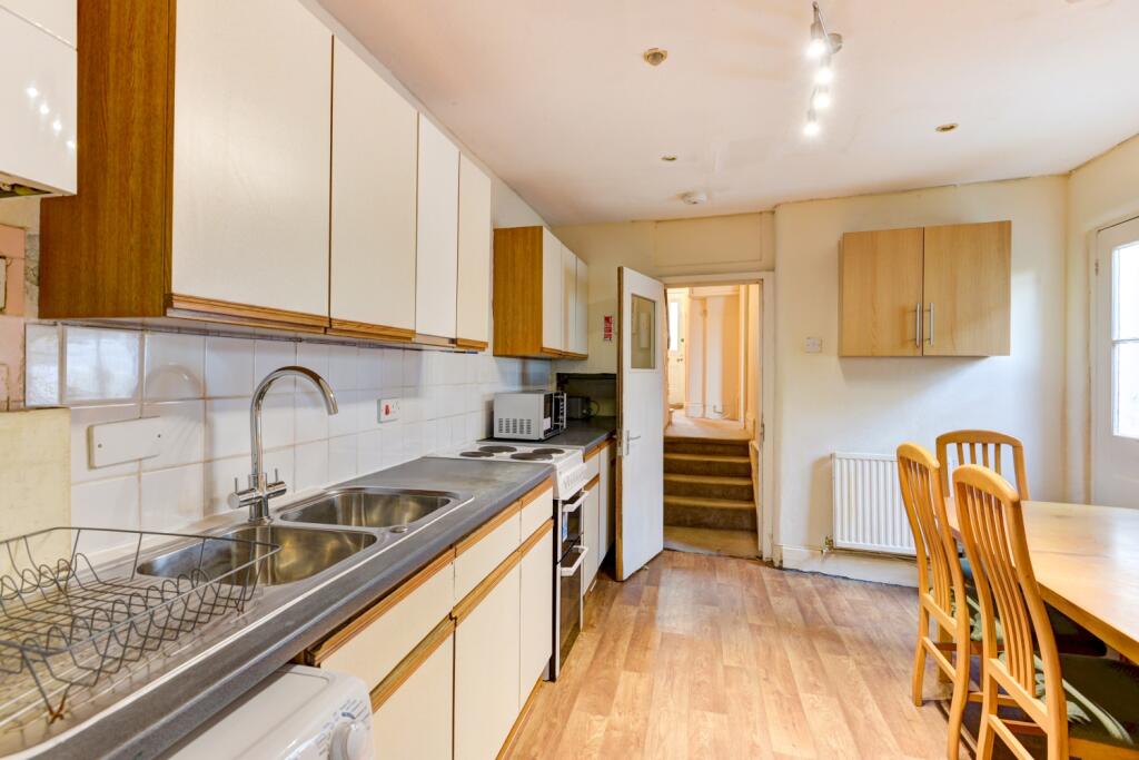 6 bedroom terraced house for rent