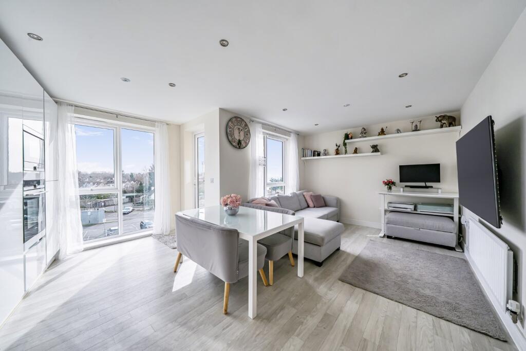 2-bed flat on Addlestone, Surrey, KT15, £340,000
