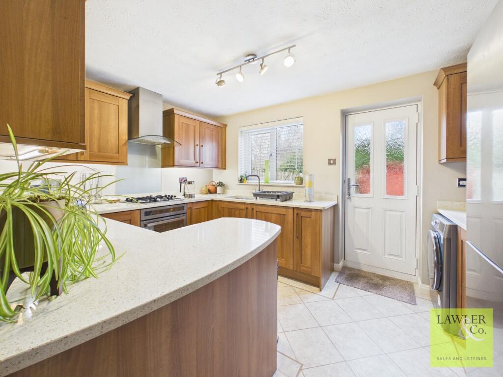 Woodbury Crescent, Dukinfield, SK16 4HP photo 4