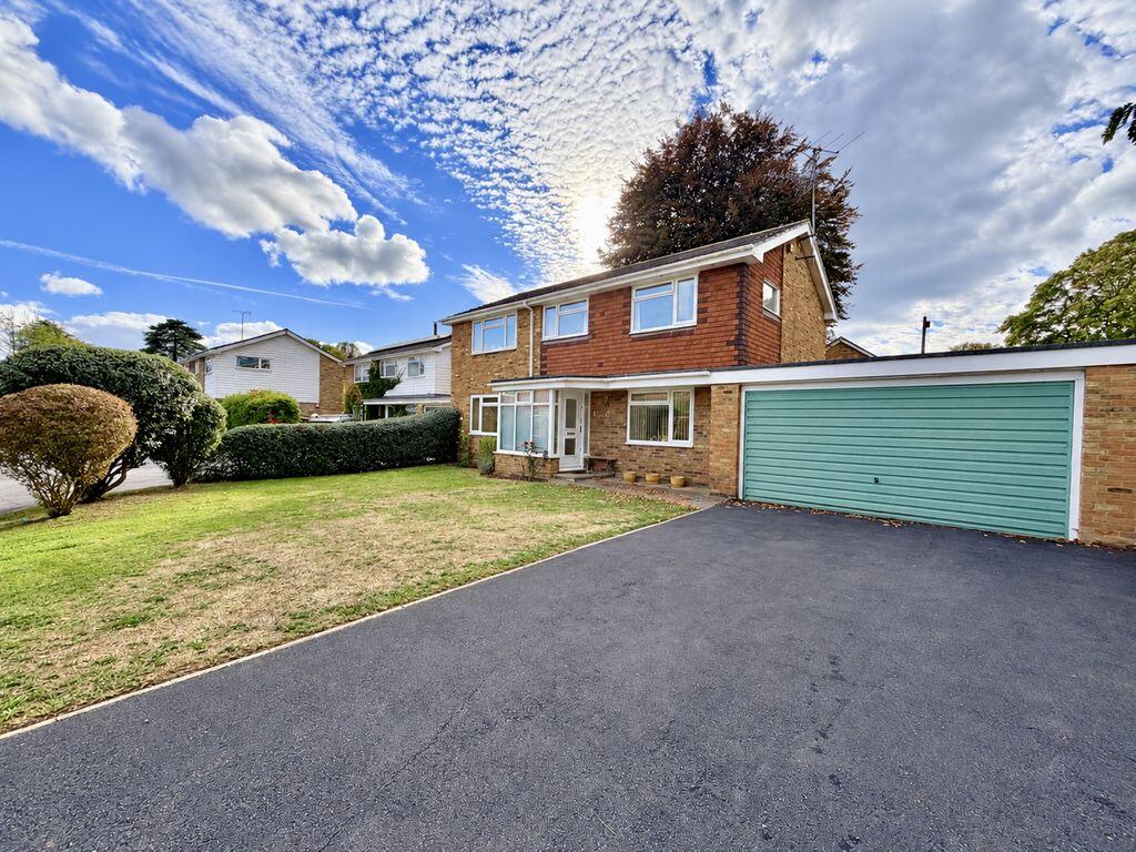 4-bed detached on Bourne End - Exclusive Private Road, £1,100,000