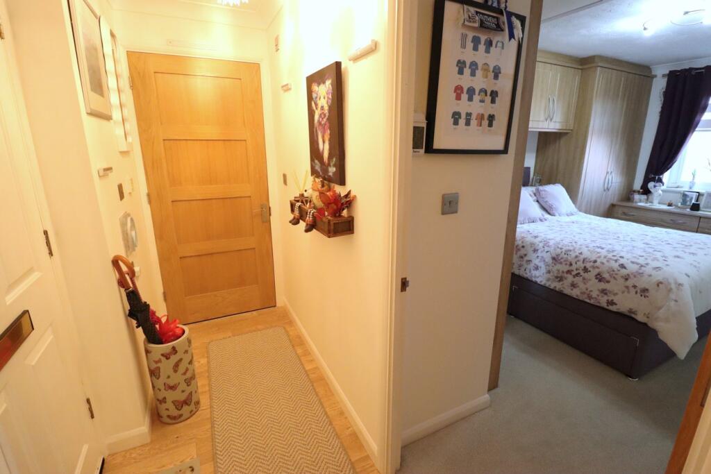 King Georges Close, Rayleigh, SS6 photo 4