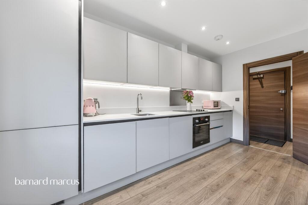Apartment in Tandridge, Caterham Valley - View 2