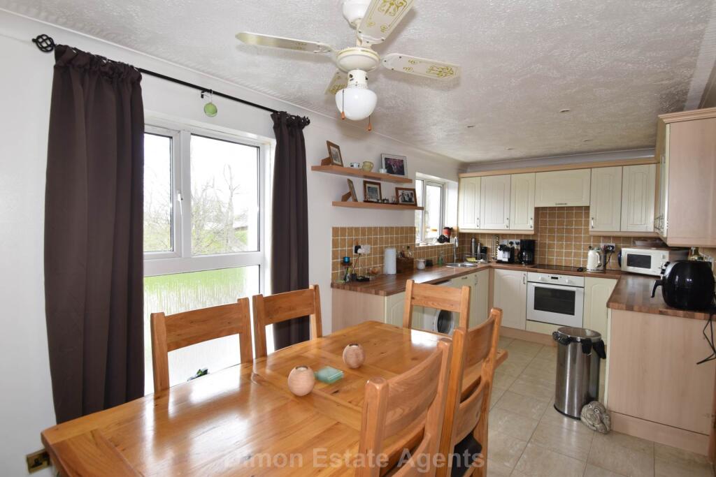 2-bed flat on Mandarin Way, Rowner, £160,000