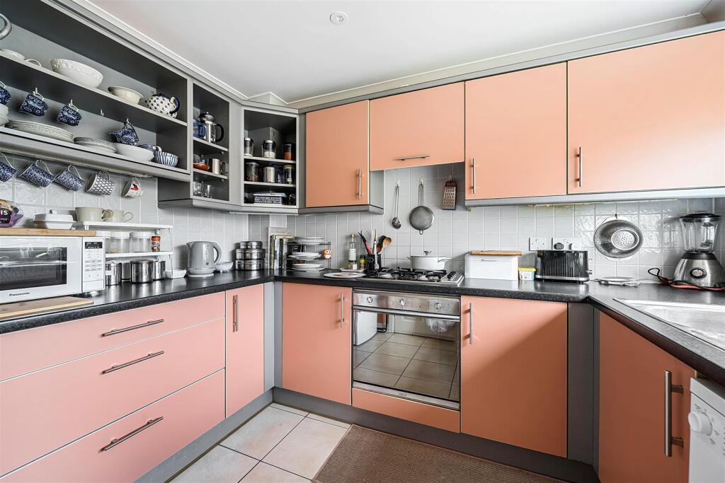 House in Wokingham - View 5