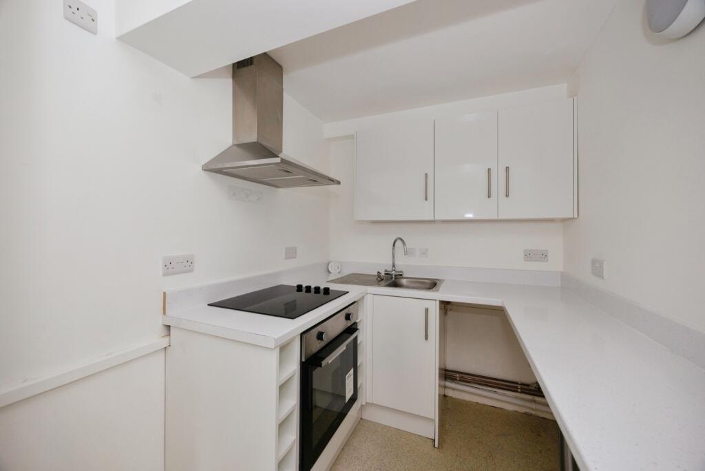 Crombie Close, Waterlooville, Hampshire, PO8 photo 2