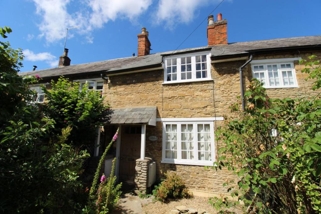 3-bed terraced on High Street, Turvey, £350,000