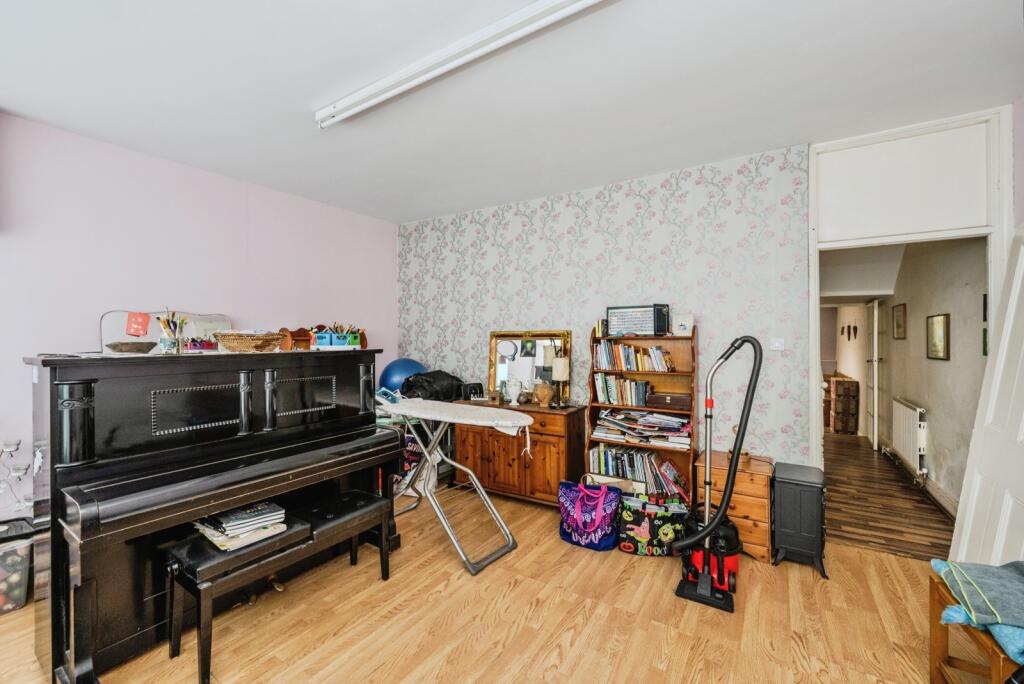 House in Pontarddulais - More