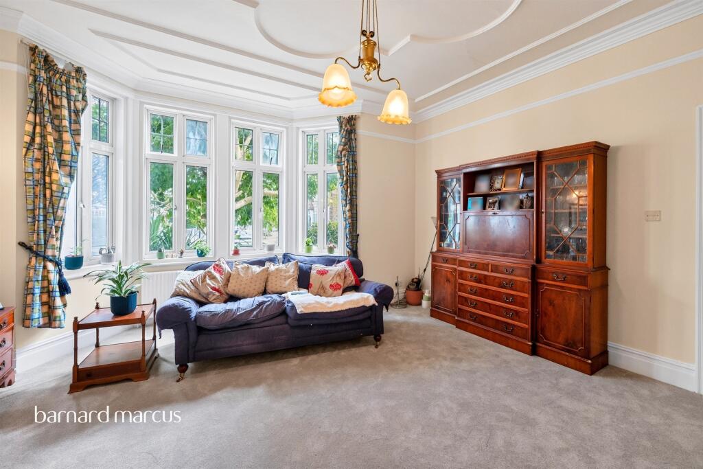 House in London, Park Royal - More