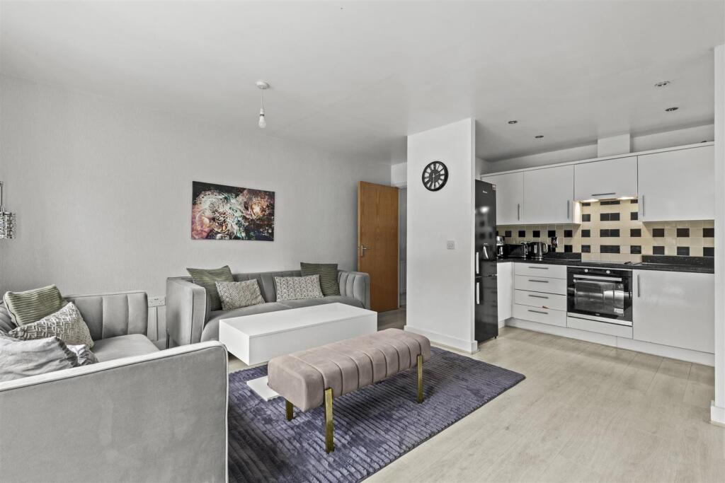 Apartment in Hemel Hempstead - View 3