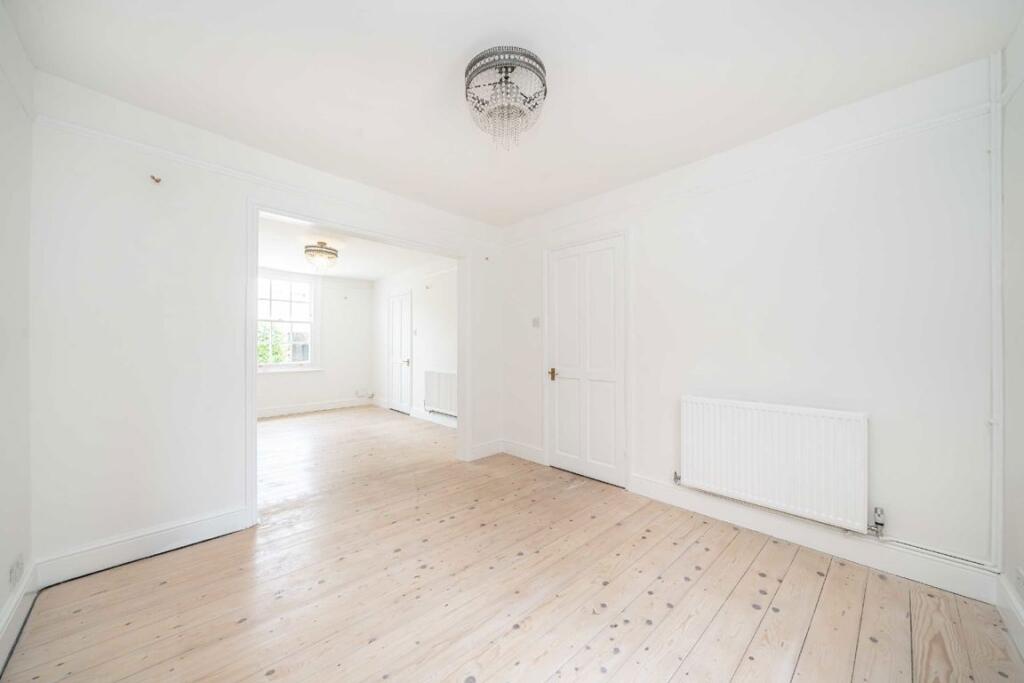 House in London, Hampton Hill - View 3