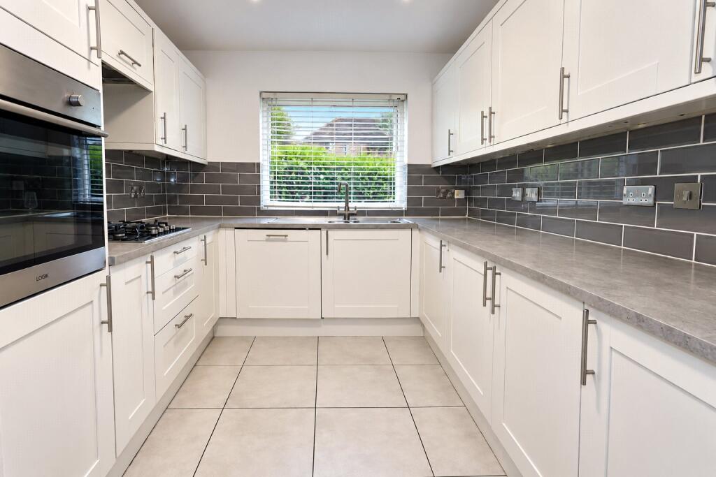 Apartment in Woking, Surrey - View 3