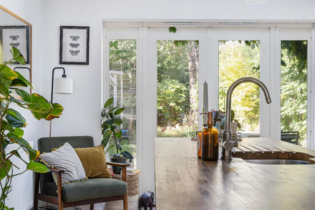 House in East Hampshire, Bell Hill, Petersfield - View 4