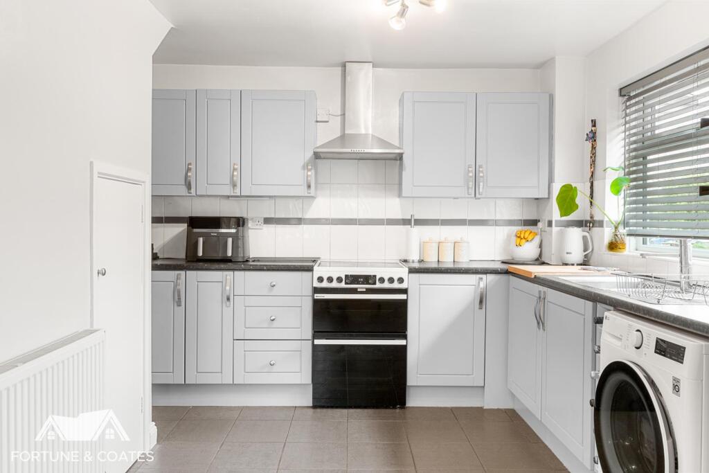 House in Harlow, Brays Grove - More