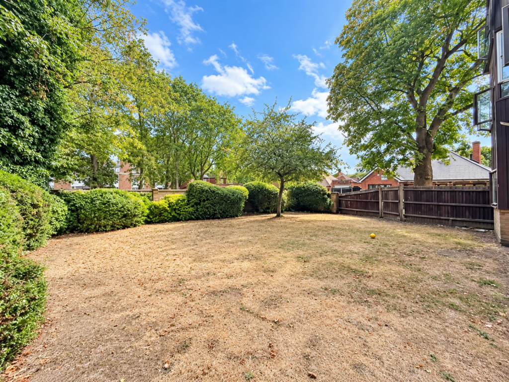 Apartment in Southall - More