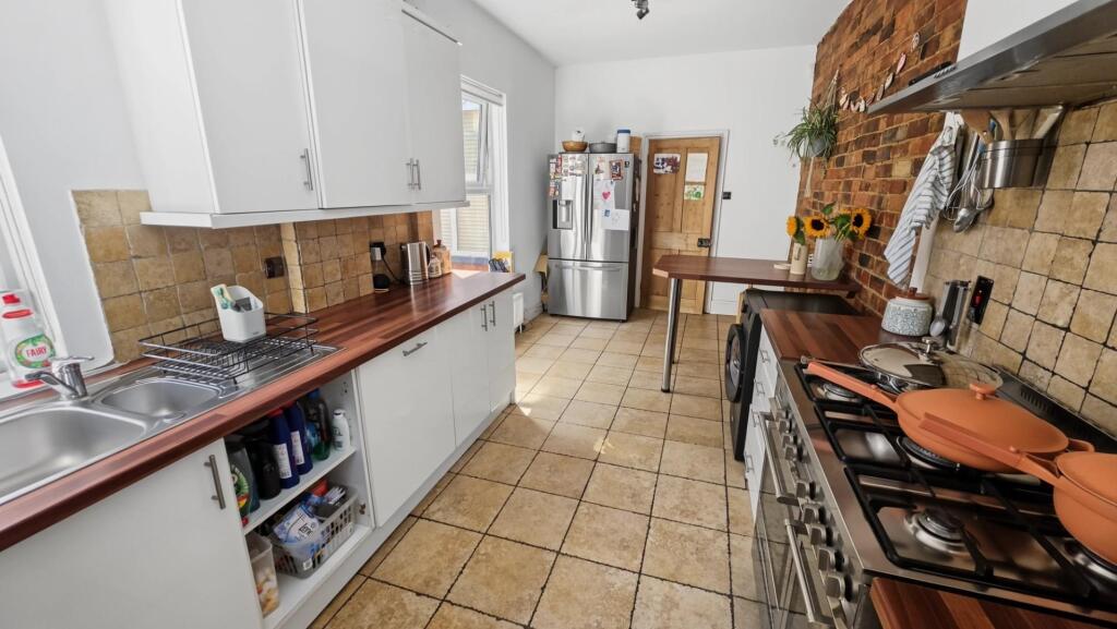 House in Northampton, West Northamptonshire - More