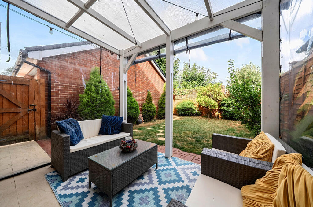 House in Dunstable, Downside, Central Bedfordshire - More