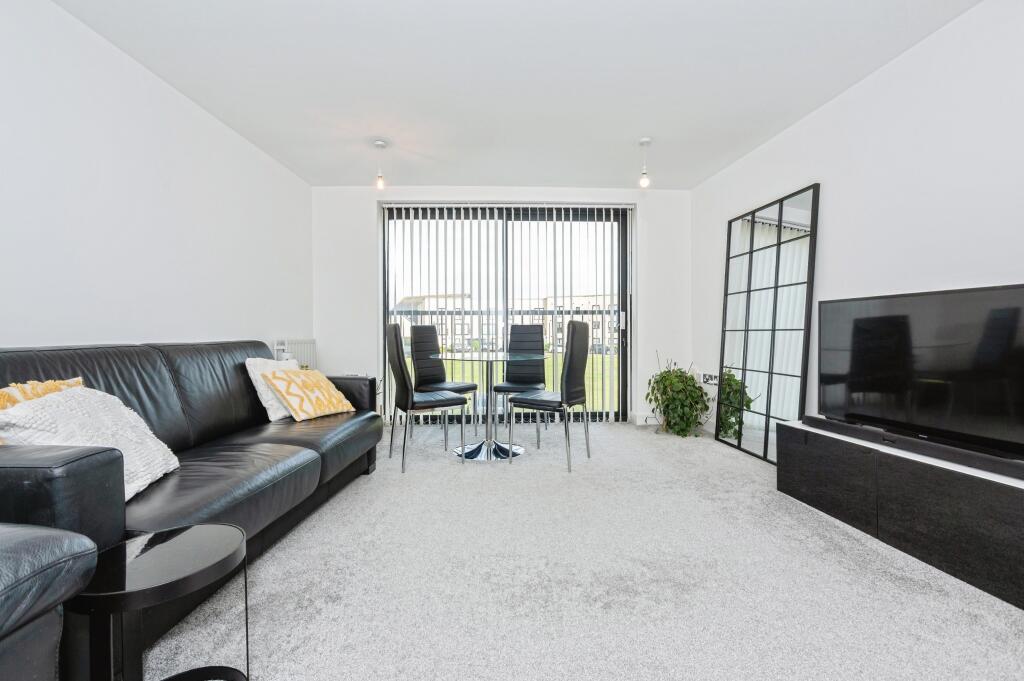 2-bed flat on 5 Southfields Green, Gravesend, DA11, £220,000