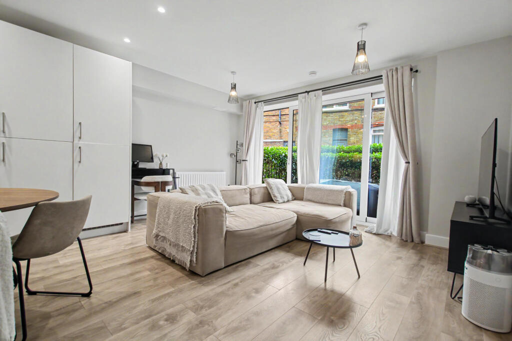 Apartment in London, Albany Park - View 3